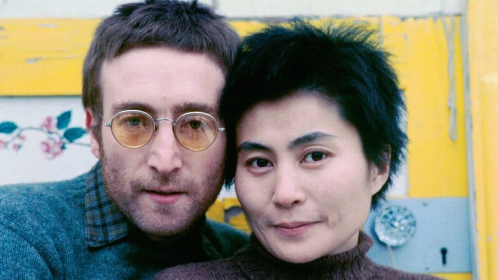John Lennon și Yoko Ono în culoarea cu părul scurt