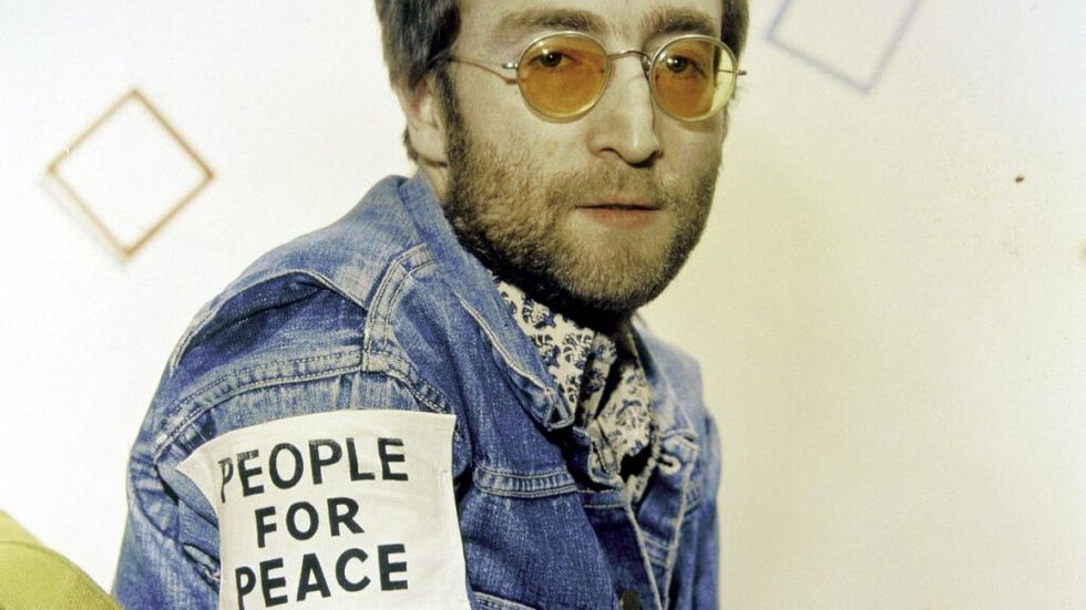 John Lennon in einer Jeansjacke People for Peace