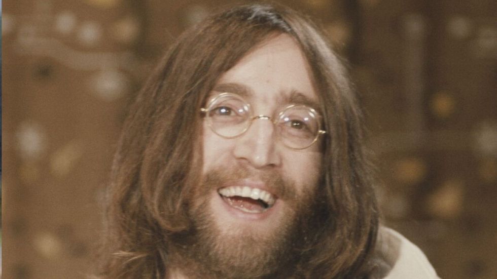 John Lennon lächelt