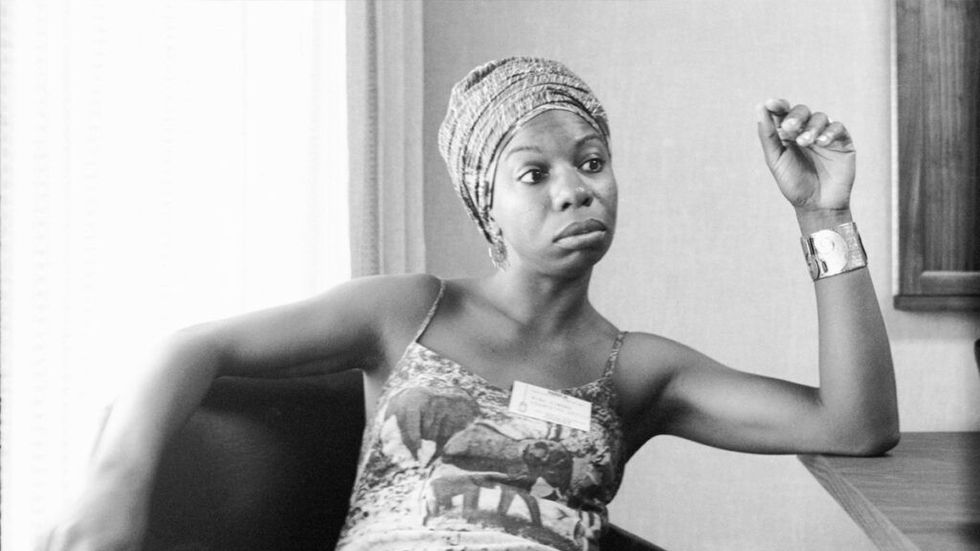 Nina Simone สีดำและสีขาวพักผ่อนที่โต๊ะทำงานของเธอ