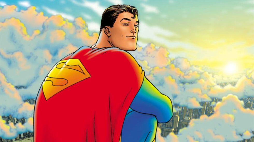 All-Star Superman นั่งอยู่บนก้อนเมฆ ยิ้มดูพระอาทิตย์ขึ้น