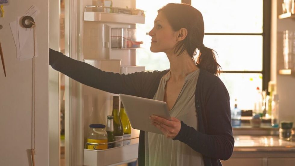 жена у фрижидеру