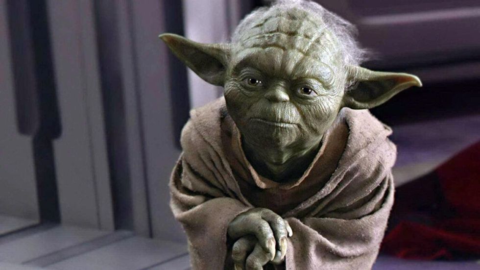 Yoda se sprijină pe bagheta lui în Star Wars Revenge of the Sith