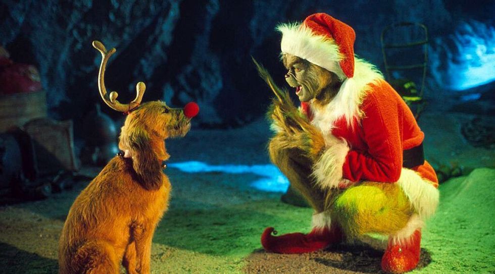 Jim Carrey, cu Max the Dog, în How the Grinch Stole Christmas (2000)