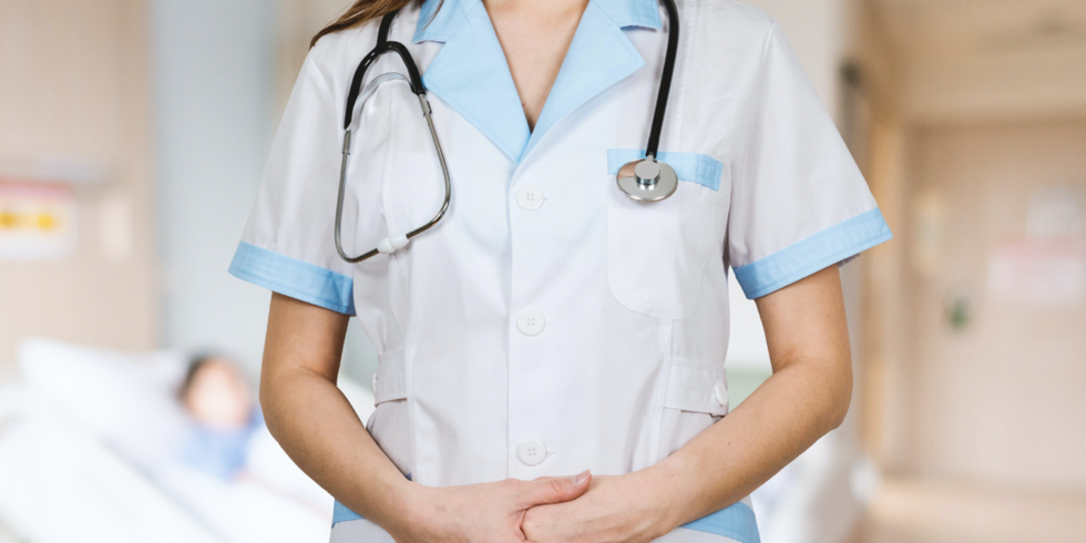 Eine Krankenschwester, die ein Stethoskop trägt 