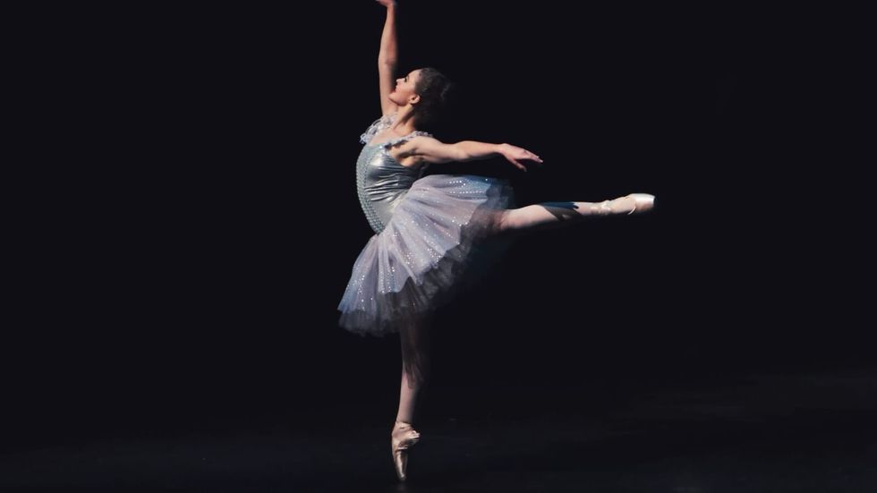 Frau tanzt Ballett