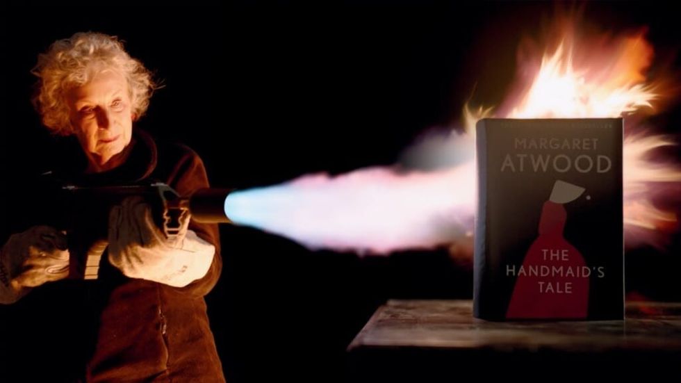 Die Geschichte von Atwood verbrennt die Magd mit einem Flammenwerfer