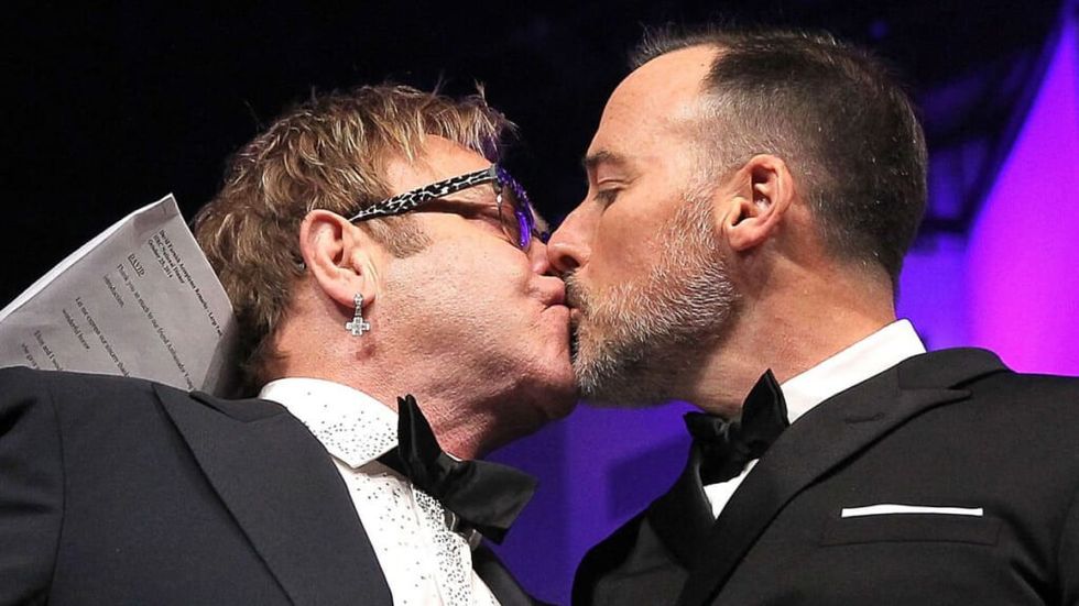 Elton John își sărută soția David Furnish