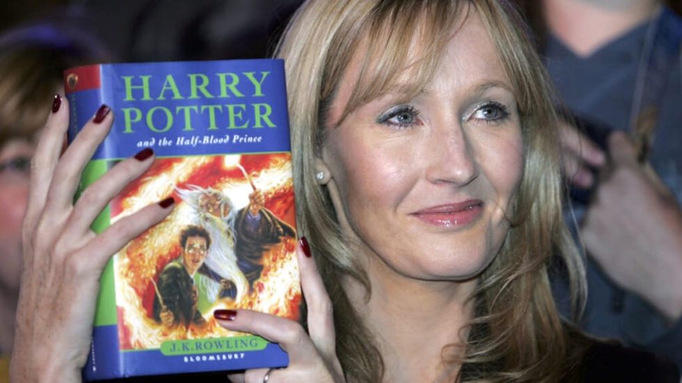 JK Rowling posiert mit Harry Potter und dem Halbblutprinzen