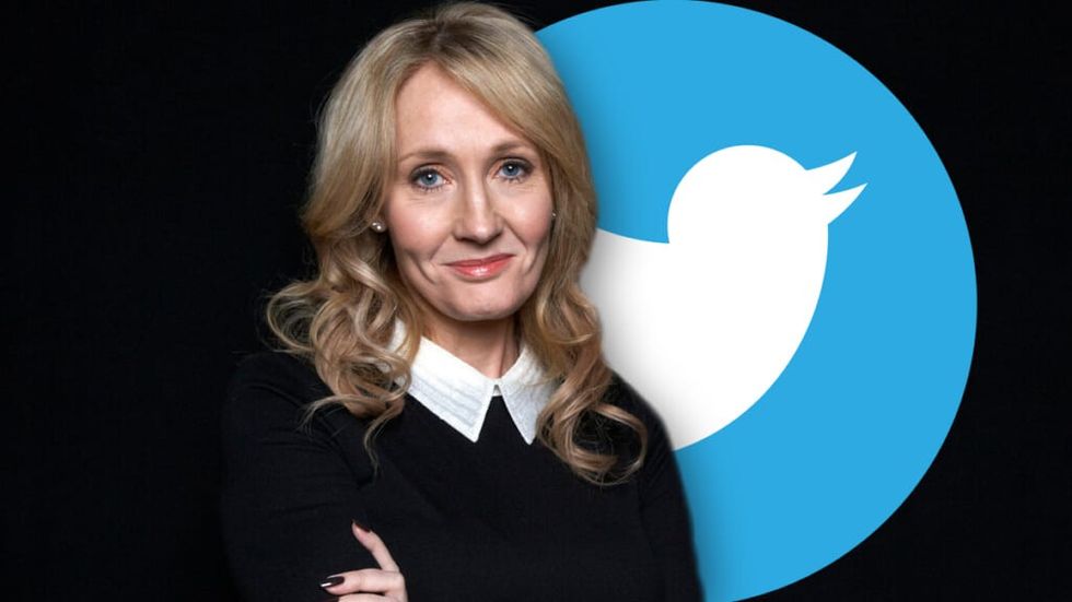 JK Rowling stând în fața siglei Twitter