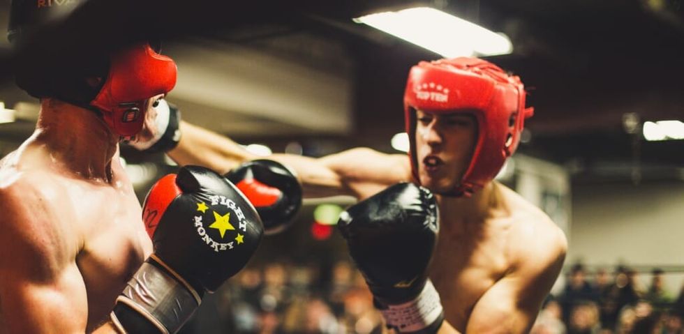 Zwei Boxer kämpfen drinnen