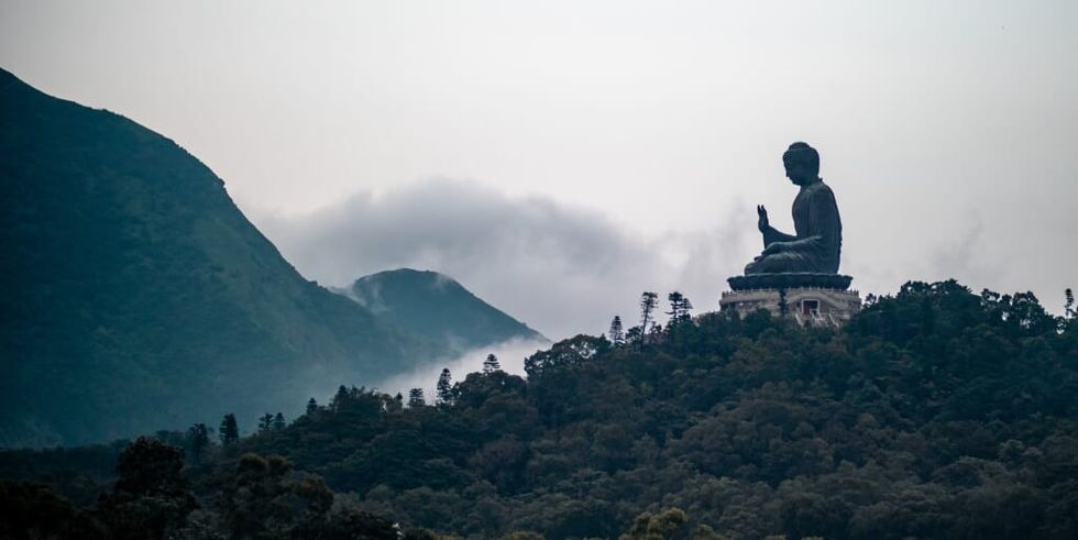 Statuia lui Buddha în vârful muntelui