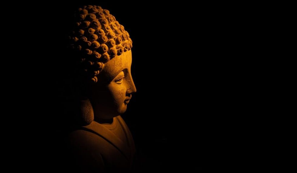 statuie lui Buddha de ton maro închis