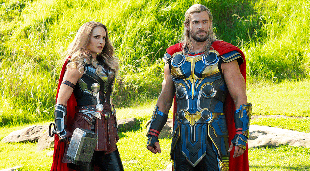 Natalie Portman und Chris Hemsworth in Thor: Liebe und Donner (2022)