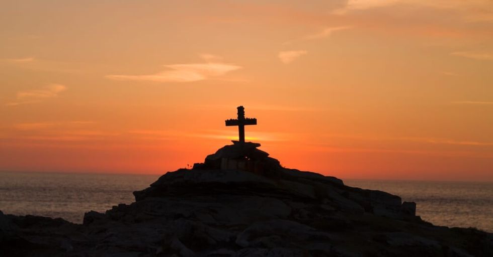Cruce creștină în vârful dealului