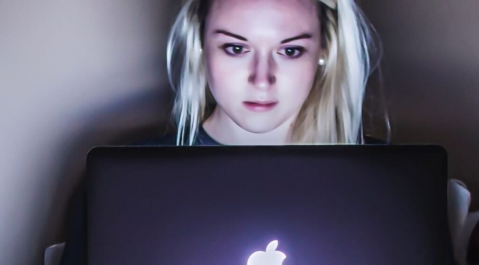 Fată pe rețelele sociale, folosind computerul în întuneric