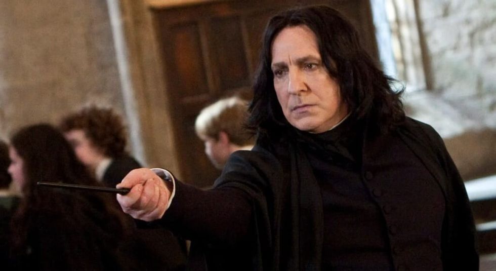 Alan Rickman în rolul lui Snape în Harry Potter fluturând bagheta