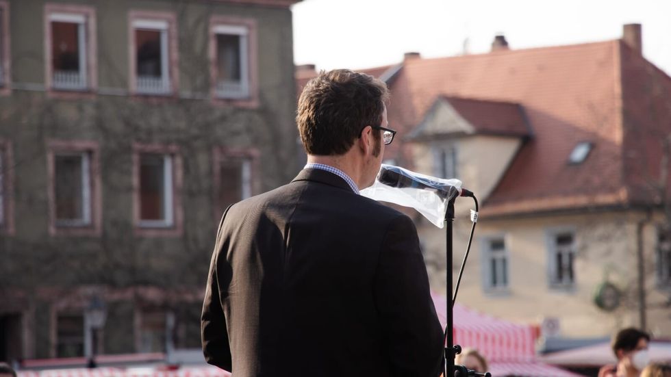 bărbat ținând un discurs