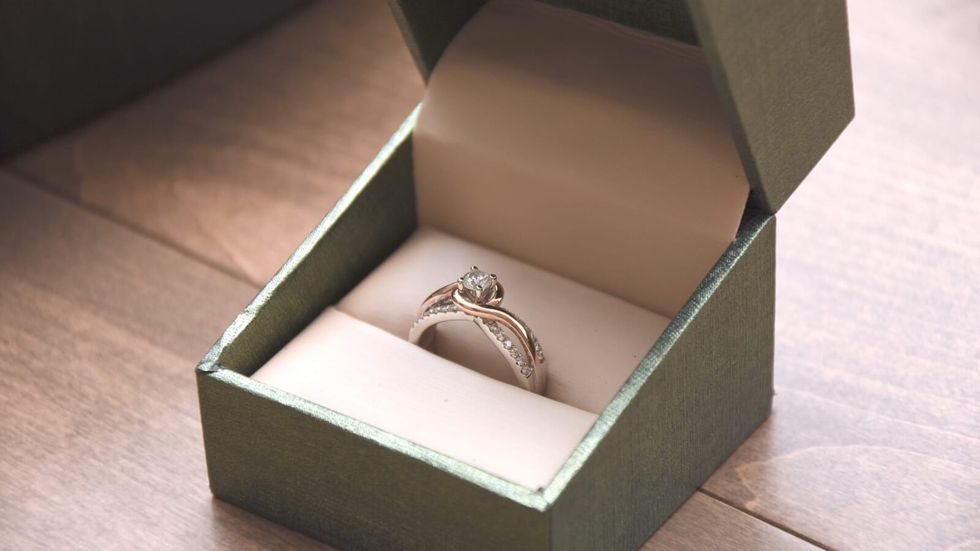 Inel de logodnă într-o cutie verde mentă
