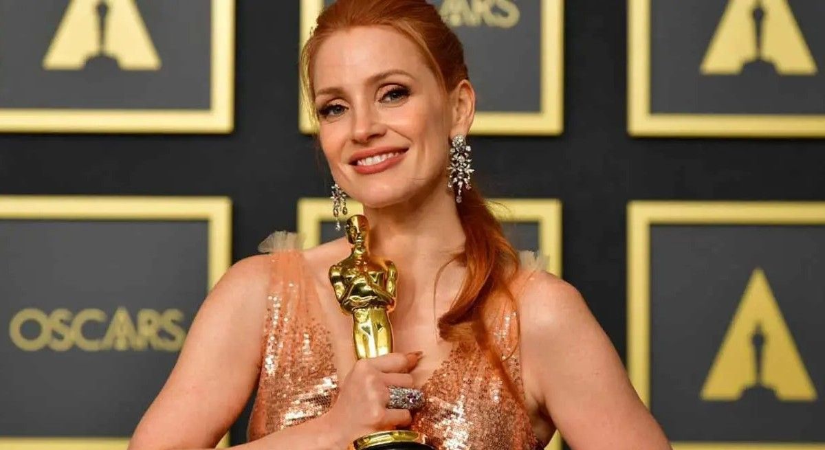Jessica Chastain holding her Oscar after winning Best Actress