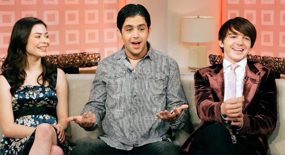 Josh Peck, Drake Bell and Miranda Cosgrove sitting on a couch during an interview.