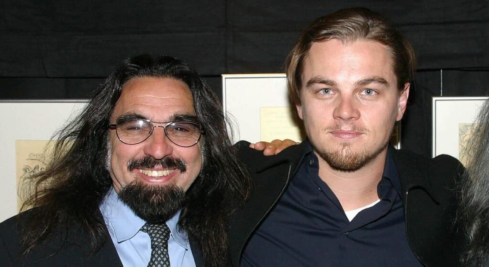 Leonardo DiCaprio și tata se țin de brațe unul în jurul celuilalt.