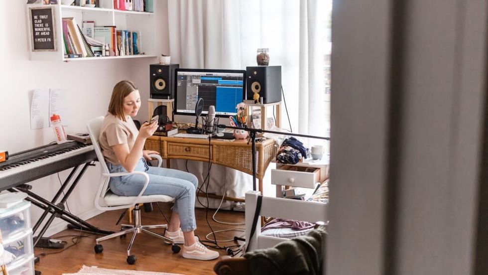 Femeie acasă cu studioul ei