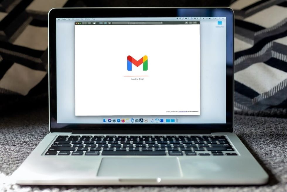 Gmail apare pe ecranul laptopului