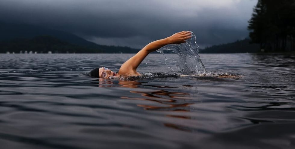 Frumoasă fotografie a unei persoane înotând