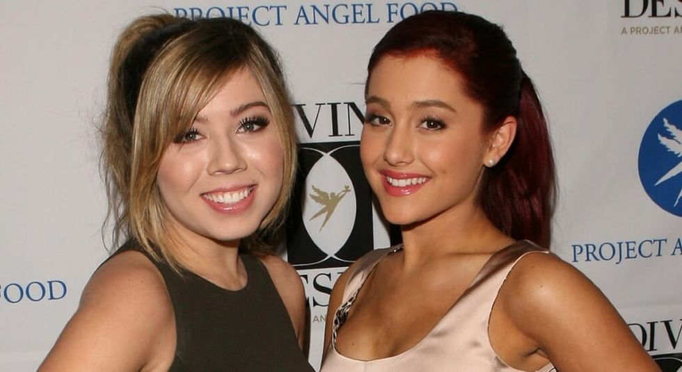 Young Jennette McCurdy and Ariana Grande posing  on the red carpet.