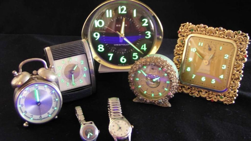 Watch and clock faces coated with self-luminous paint