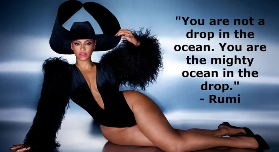 Beyoncé se sprijină pe șolduri într-o salopetă neagră cu un citat din Rumi în lateral.