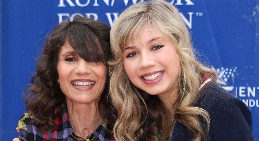 Jennette McCurday and her mom posing on the red carpet.