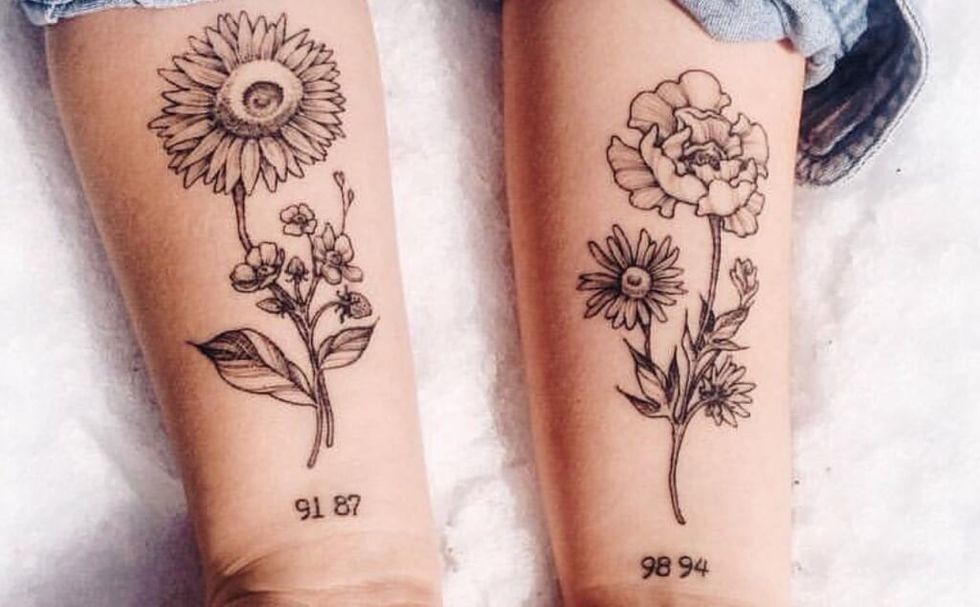 tatuaje cu flori pe brate