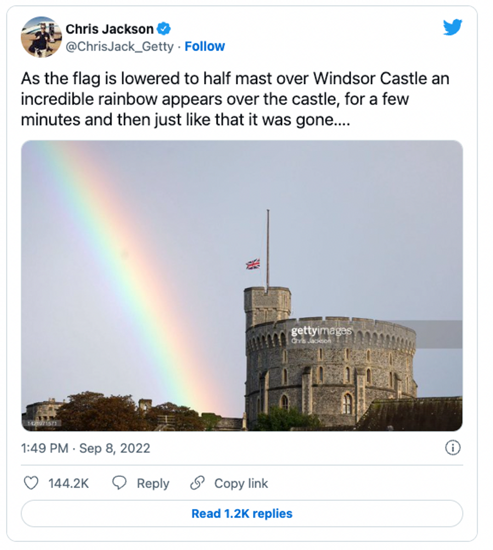 Double Rainbow over Buckingham palace tweet