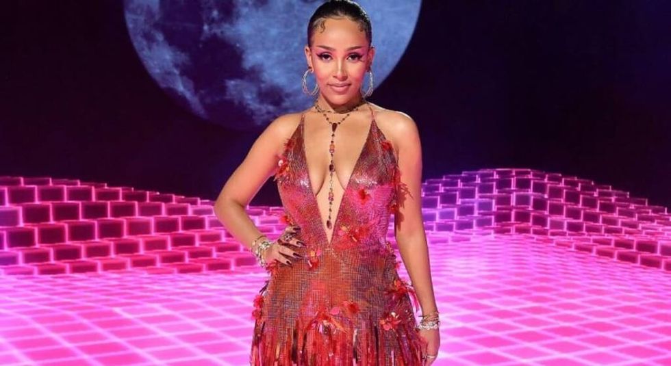 Doja cat in pink dress looking thicc at awards ceremony.