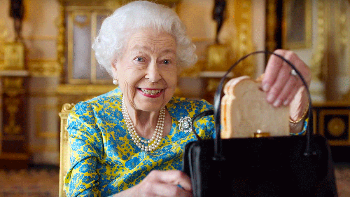 Queen Elizabeth II having teas with Paddington Bear for the Platinum Jubliee