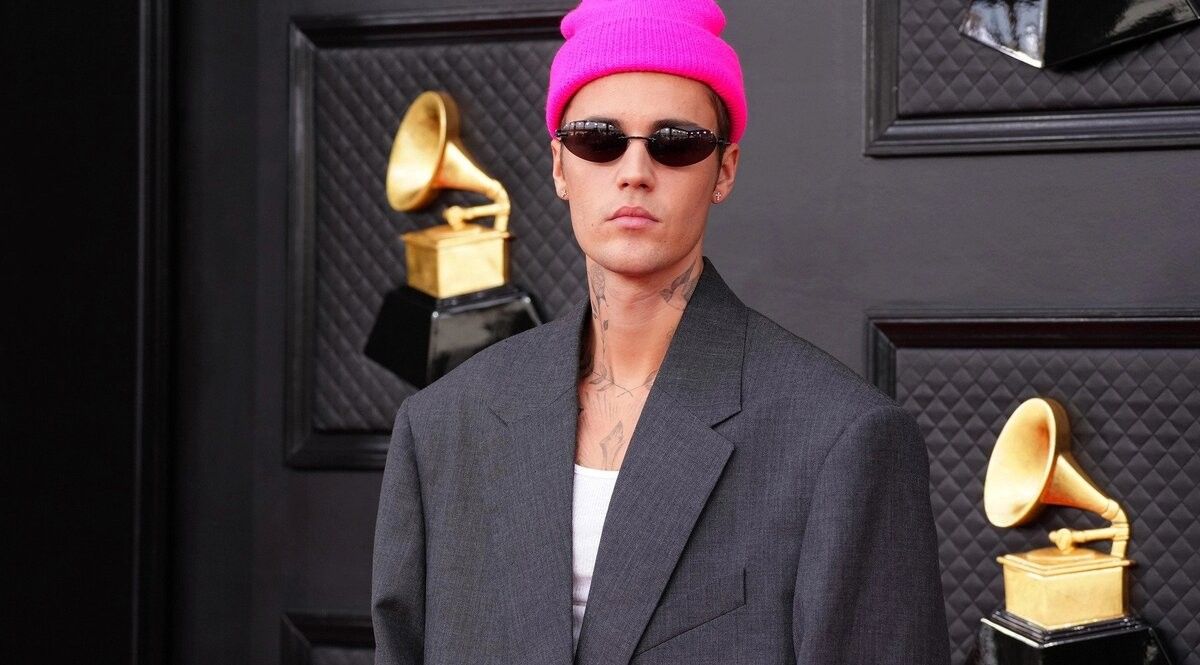 Justin Bieber in pink hat and grey jacket at the Oscars.