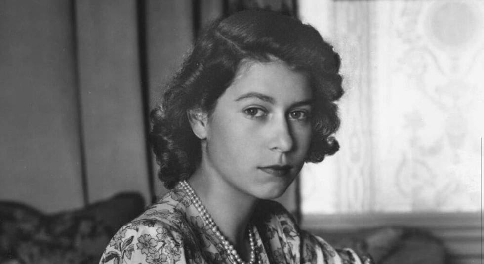 Black and white photo of a young Queen Elizabeth II.