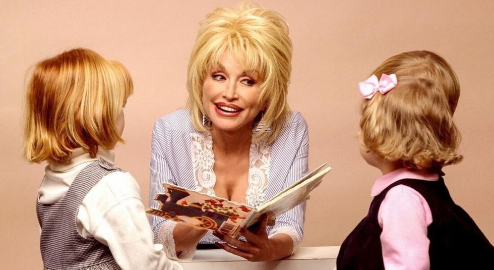 Dolly Parton reading to two children.
