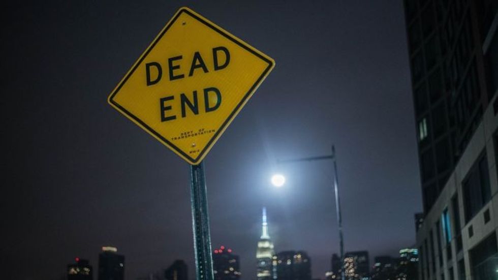 a "dead end" street sign